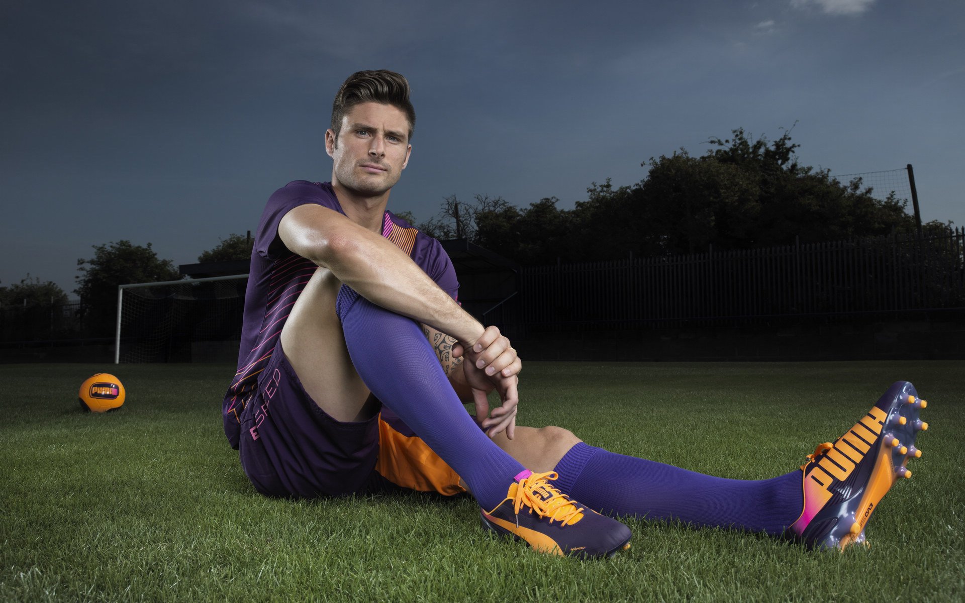 费德勒在巴塞罗那比赛中惊险取胜，高光表现引发热议！